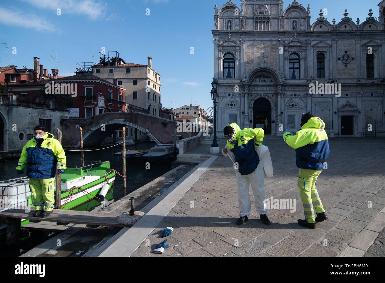 VENEZIA, ITALIA - APRILE 2020: I sanitizzatori si preparano a lavorare durante la chiusura nazionale per la pandemia Covid-19. Foto Stock