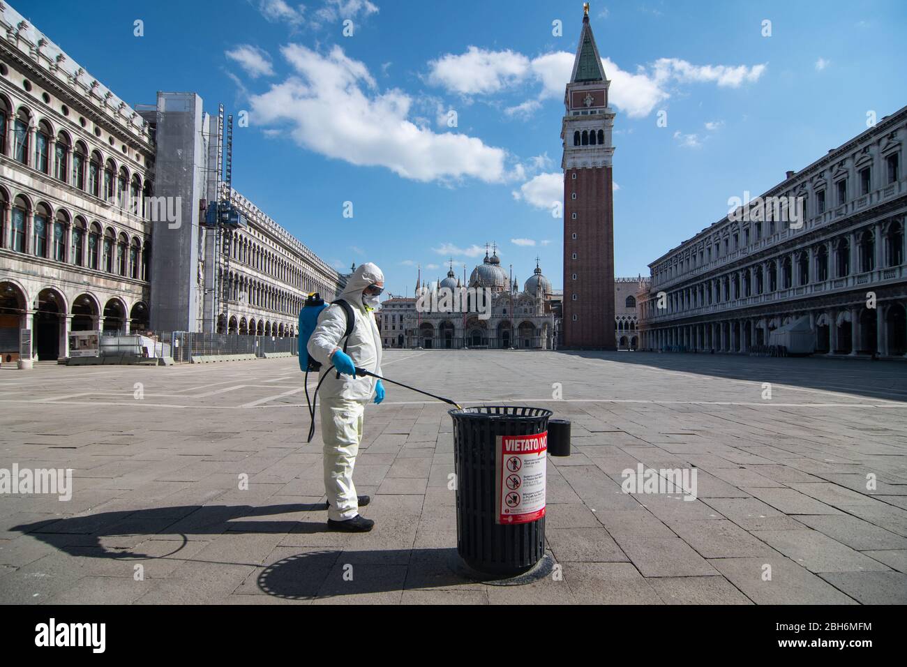 VENEZIA, ITALIA - APRILE 2020: Un operaio sanitizza l'area di Piazza San Marco durante la chiusura nazionale per la pandemia Covid-19. Foto Stock