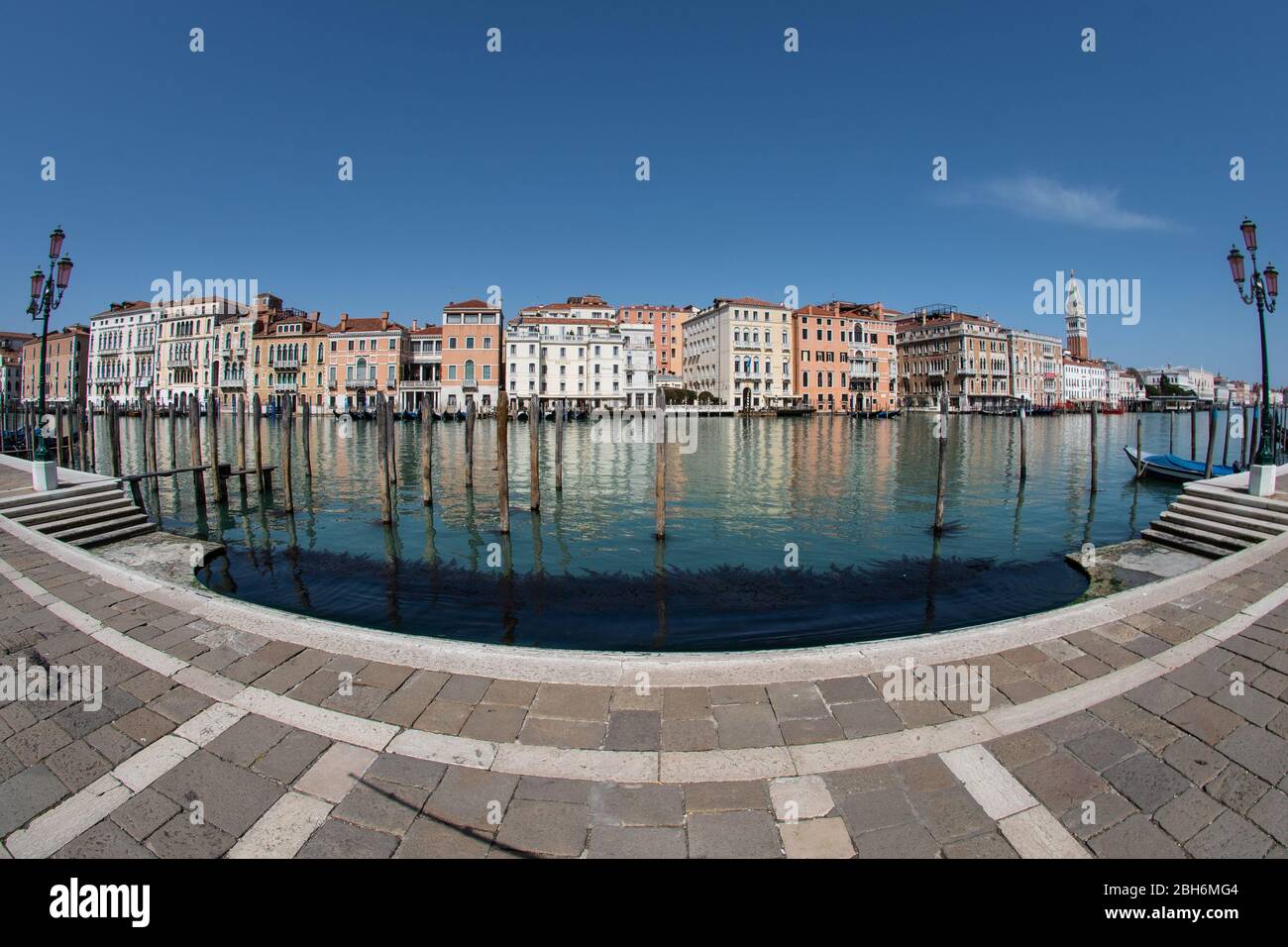 VENEZIA, ITALIA - APRILE 2020: Calmi canali e riflessioni durante il blocco nazionale per la pandemia Covid-19. Foto Stock