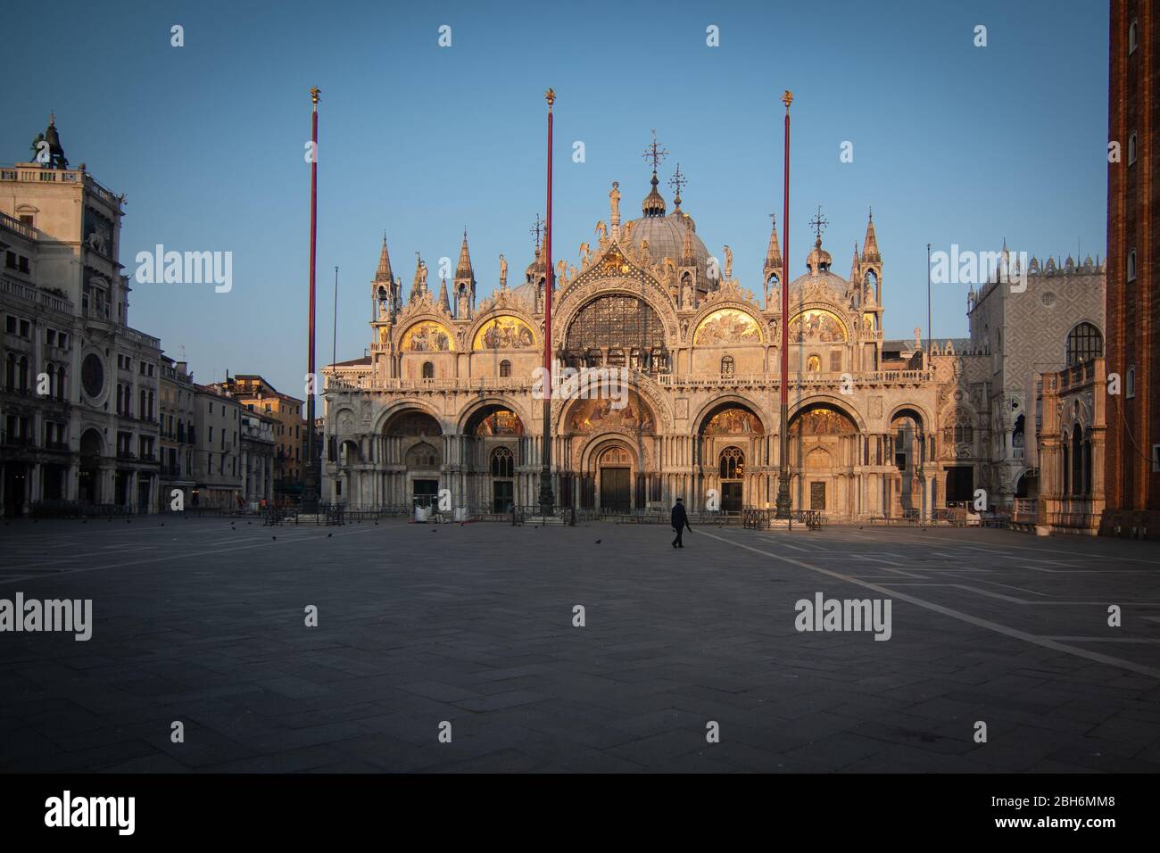 VENEZIA, ITALIA - APRILE 2020: Una piazza vuota di San Marco è vista durante il blocco nazionale per la pandemia Covid-19. Foto Stock
