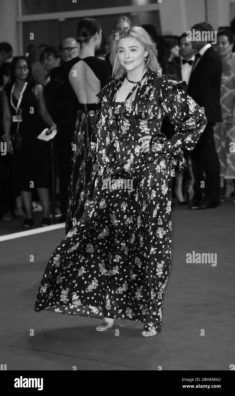 VENEZIA, ITALIA - SETTEMBRE 01: Chloë Grace Moretz cammina sul tappeto rosso davanti alla proiezione della 'Suspiria' durante il 75° Festival del Cinema di Venezia Foto Stock