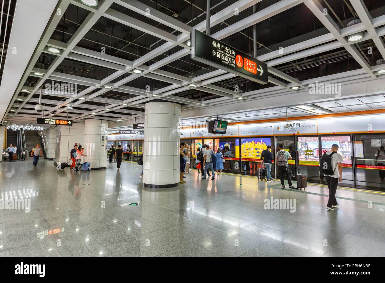Guangzhou, Cina – 24 settembre 2019: Stazione metropolitana MRT Terminal 1 sud all'aeroporto di Guangzhou Baiyun (CAN) in Cina. Foto Stock