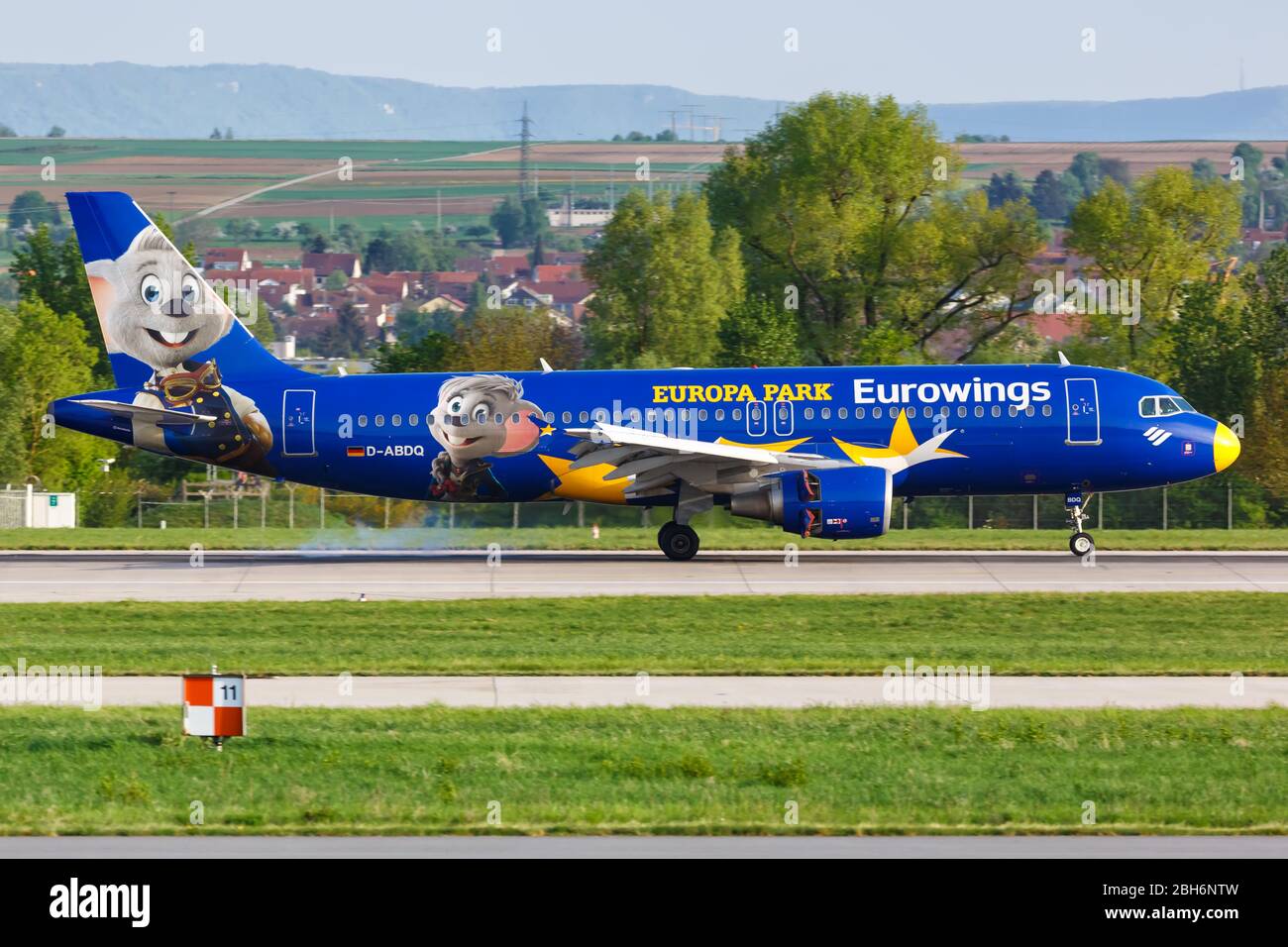 Stoccarda, Germania – 24 aprile 2018: Aeroplano Eurowings Airbus A320 nell'Europa Park colori speciali all'aeroporto di Stoccarda (Str) in Germania. Foto Stock