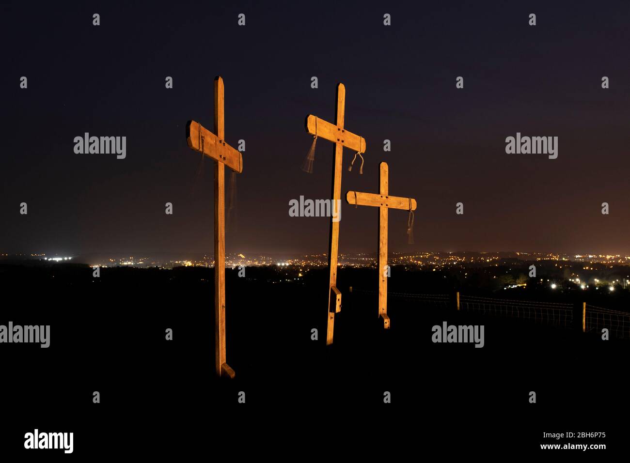 Tre crocifissi su una collina che domina Redditch, Worcestershire per segnare la settimana di Pasqua. Foto Stock