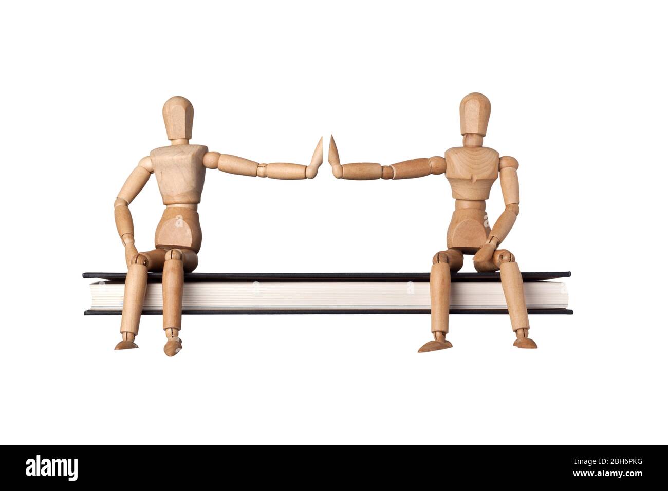 Due manichini con braccia stese che dimostrano distanza sociale isolata su sfondo bianco; Foto Stock