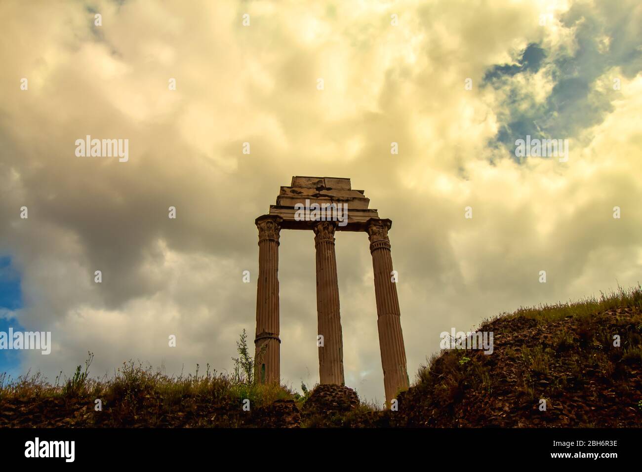 Roma, Italia - 28 aprile 2019 - veduta delle famose colonne delle rovine romane in una giornata nuvolosa a Roma Foto Stock