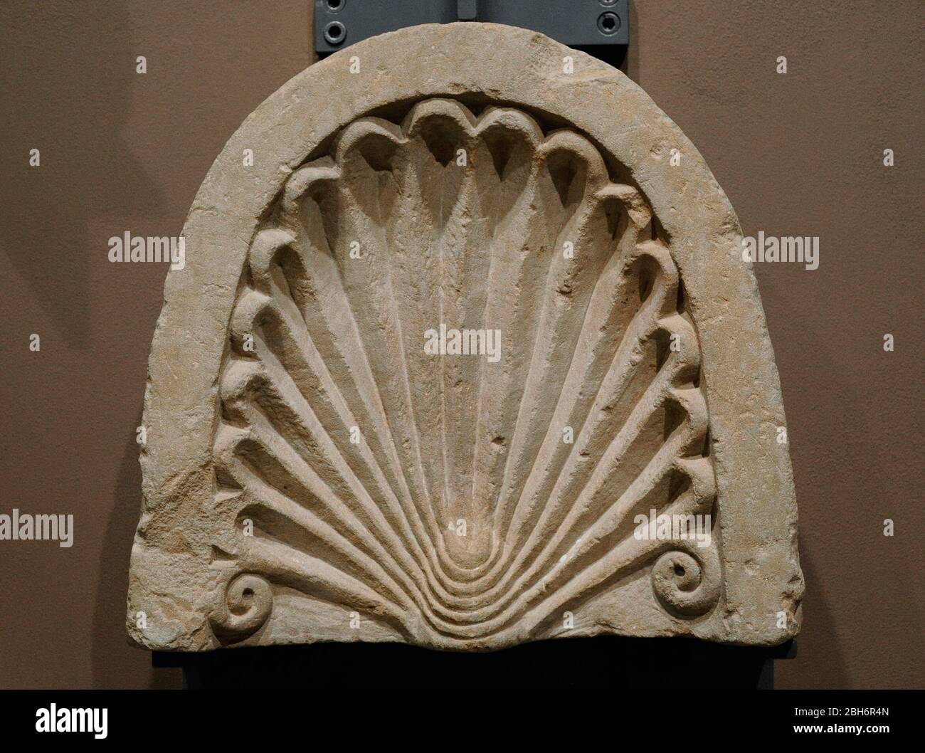 Capitale a forma di guscio. prima metà dell'viii secolo. Arenaria. Dalla Cattedrale di Faras (Sudan). Faras Gallery. Museo Nazionale. Varsavia. Polonia. Foto Stock