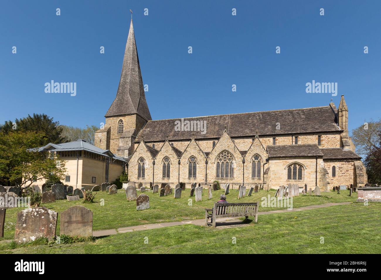 La chiesa di Santa Maria la strada del Causeway Horsham West Sussex UK il più antico edificio a Horsham dal periodo normanno del 1247 il punto focale dell'area di conservazione Foto Stock