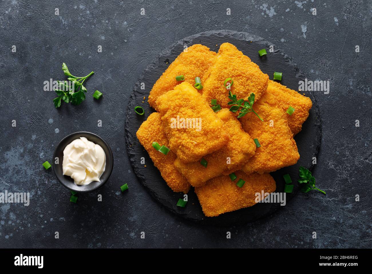 Pepite di pesce e salsa, fast food Foto Stock