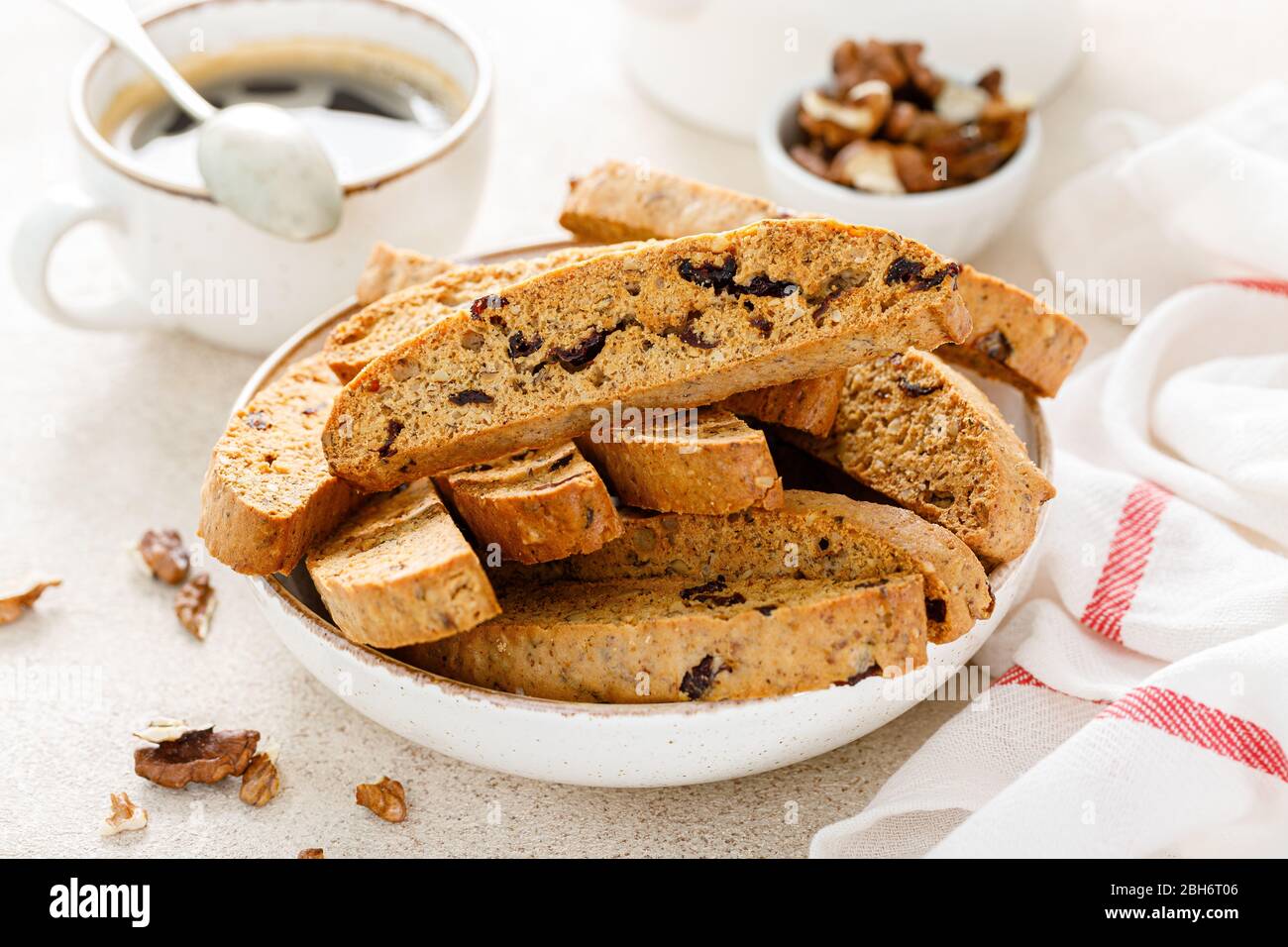Biscotti con mirtillo rosso, noci e una tazza di caffè Foto Stock