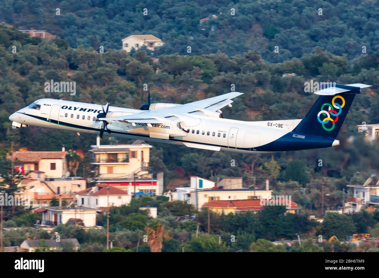 Skiathos, Grecia – 31 luglio 2019: Aereo olimpico DHC-8-400 di Air Bombardier all'aeroporto di Skiathos (JSI) in Grecia. Foto Stock