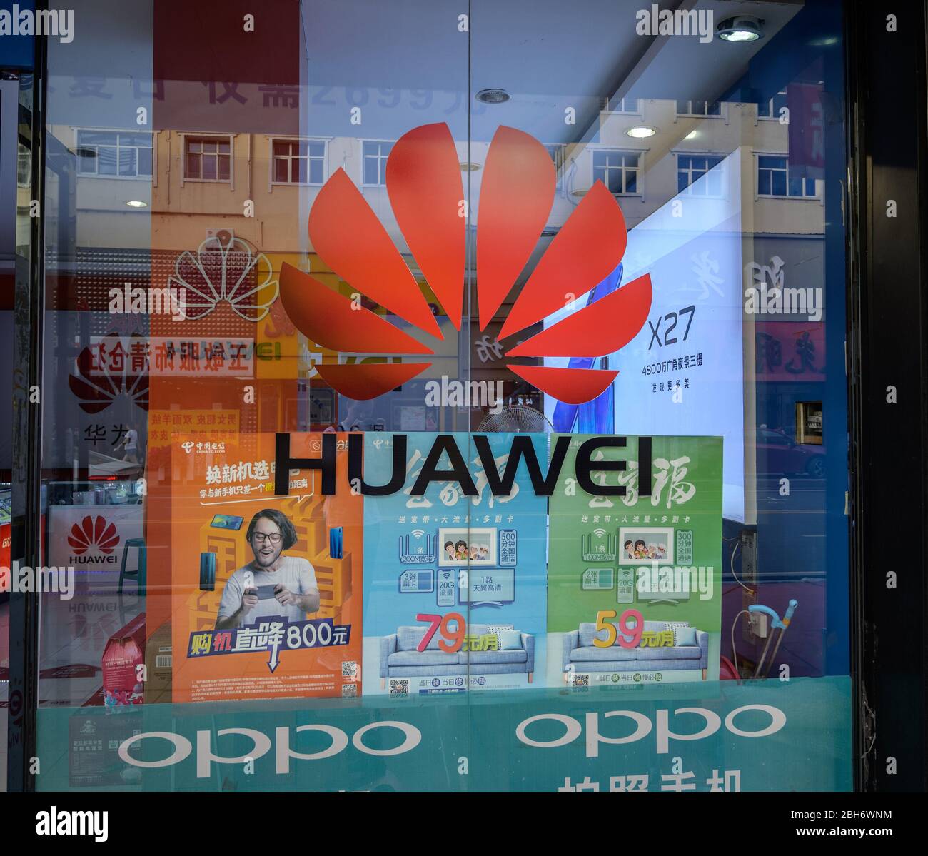 MISHAN, CINA - 28 LUGLIO 2019: Logo Huawei in negozio. Huawei è una multinazionale cinese di tecnologia. Foto Stock