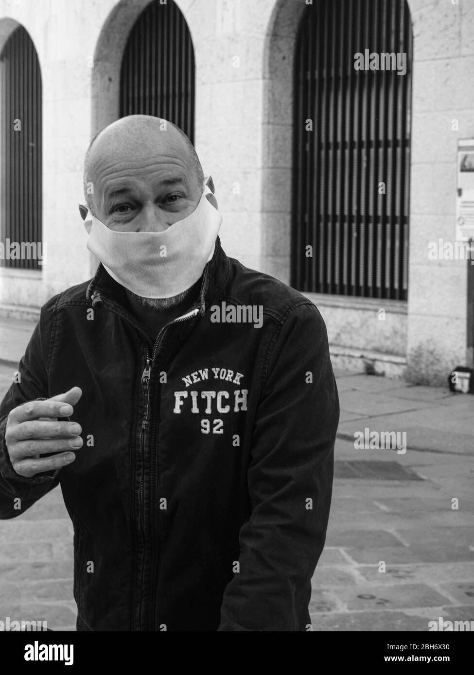 Cremona, Lombardia, Italia - 24 Aprile 20 2020 - persone a piedi, in bicicletta e in dogwalking in centro, vita quotidiana della città durante il coronavirus città di blocco Foto Stock