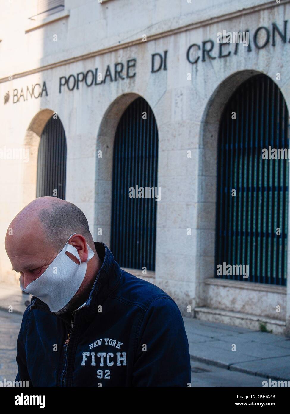 Cremona, Lombardia, Italia - 24 Aprile 20 2020 - persone a piedi, in bicicletta e in dogwalking in centro, vita quotidiana della città durante il coronavirus città di blocco Foto Stock