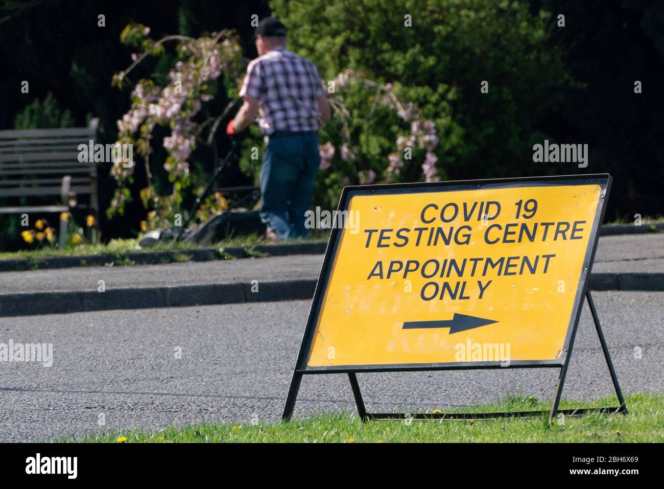 Grangemouth, Scozia, Regno Unito. 24 aprile 2020. Covid-19 centro di test drive-in a Grangemouth. Il centro, che prova i lavoratori NHS, ha aperto ieri, ma ha visto pochissime persone arrivare per i test. Iain Masterton/Alamy Live News Foto Stock