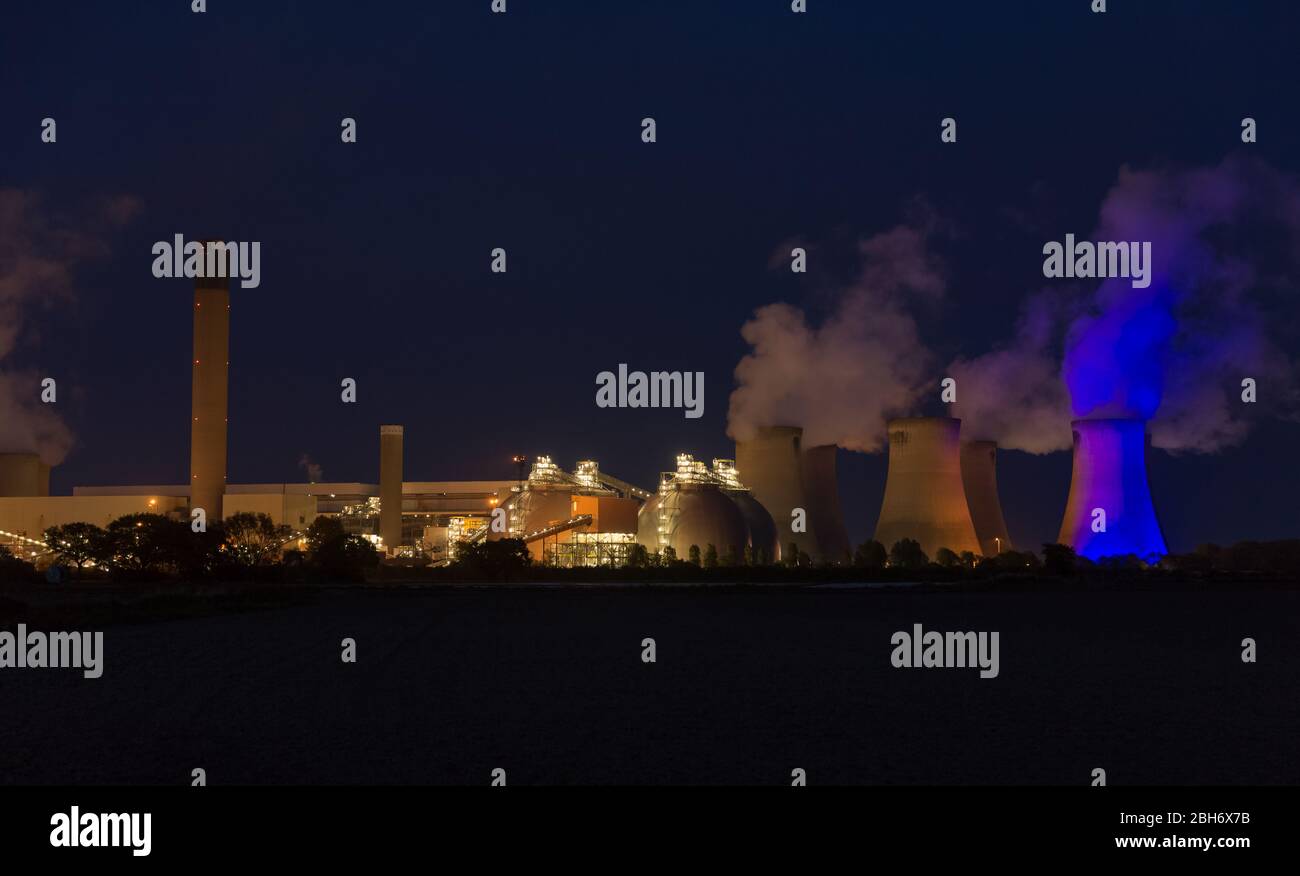 Drax, North Yorkshire, Regno Unito. Effetto sbalorditivo di una luce blu su una delle torri di raffreddamento di una centrale elettrica a sostegno di Thursday night's Clap for NHS Foto Stock