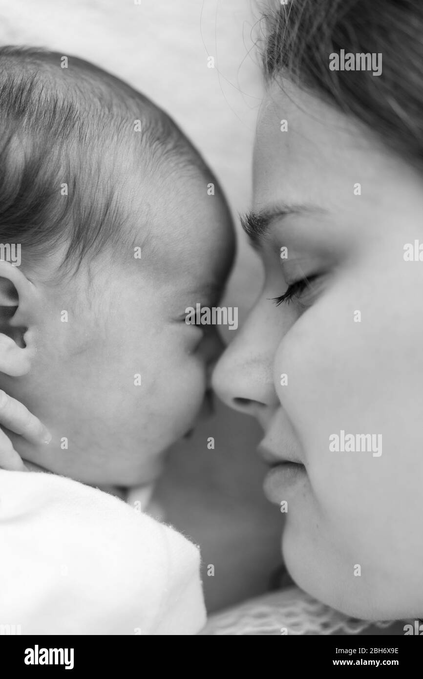 maternità, infanzia, infanzia, famiglia, cura, medicina, sonno, salute, maternità concetto - ritratto di mamma con neonato avvolto in pannolino su Foto Stock