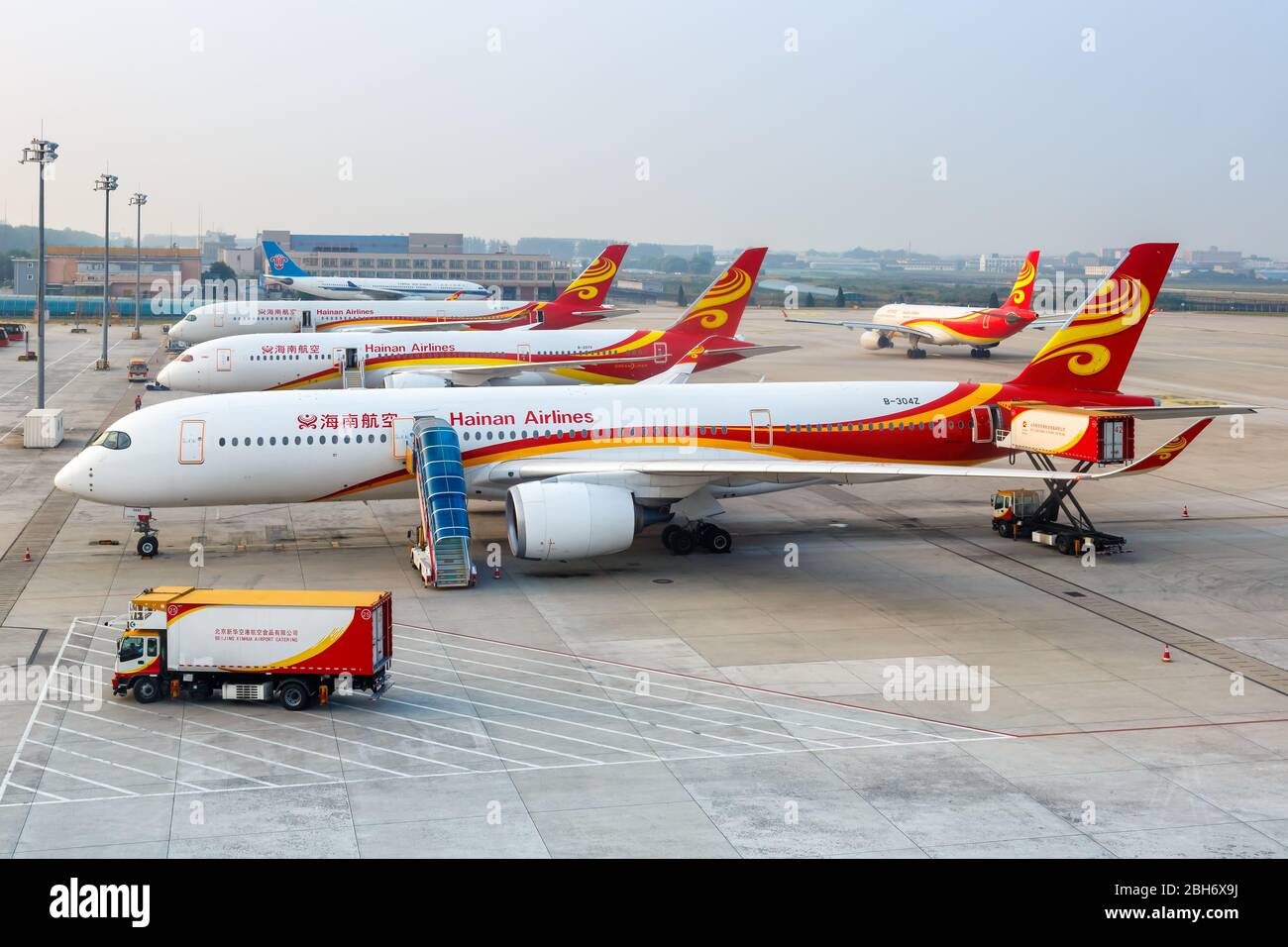 Pechino, Cina – 2 ottobre 2019: Aeroplani Hainan Airlines Airbus A350-900 all'aeroporto internazionale di Pechino Capital (PEK) in Cina. Foto Stock