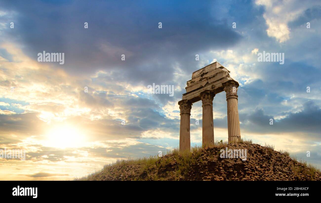 Roma, Italia - 28 aprile 2019 - veduta delle famose colonne delle rovine romane all'alba di Roma Foto Stock
