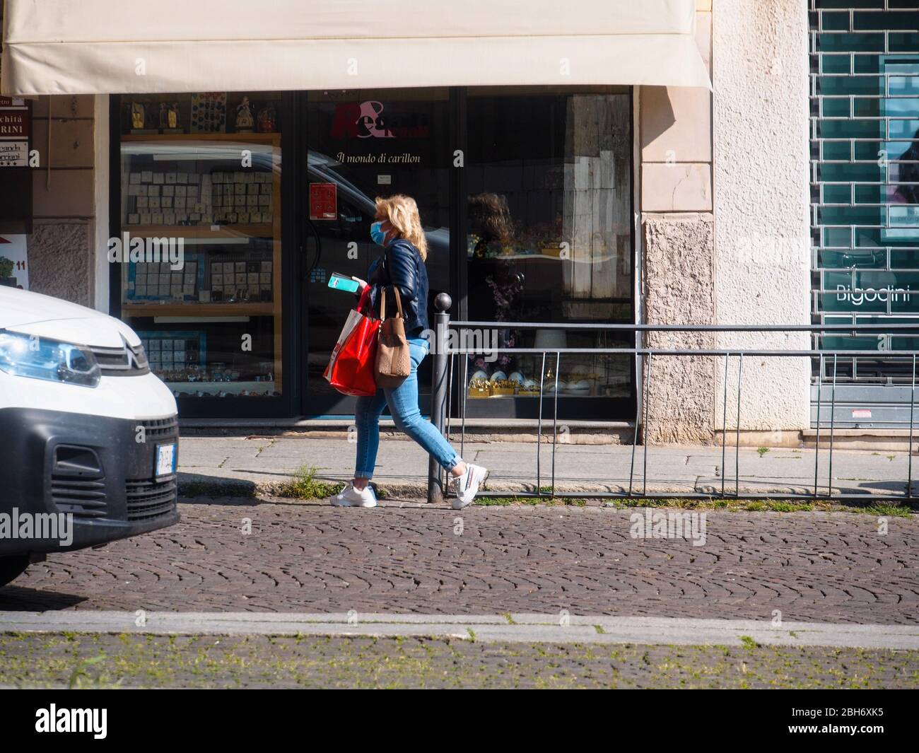 Cremona, Lombardia, Italia - 24 Aprile 20 2020 - vita quotidiana della città durante il blocco della città di coronavirus Foto Stock
