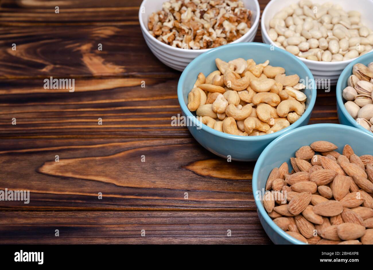 Frutta a guscio di varietà, tra cui mandorle, pistacchi, anacardi, arachidi, noci Foto Stock