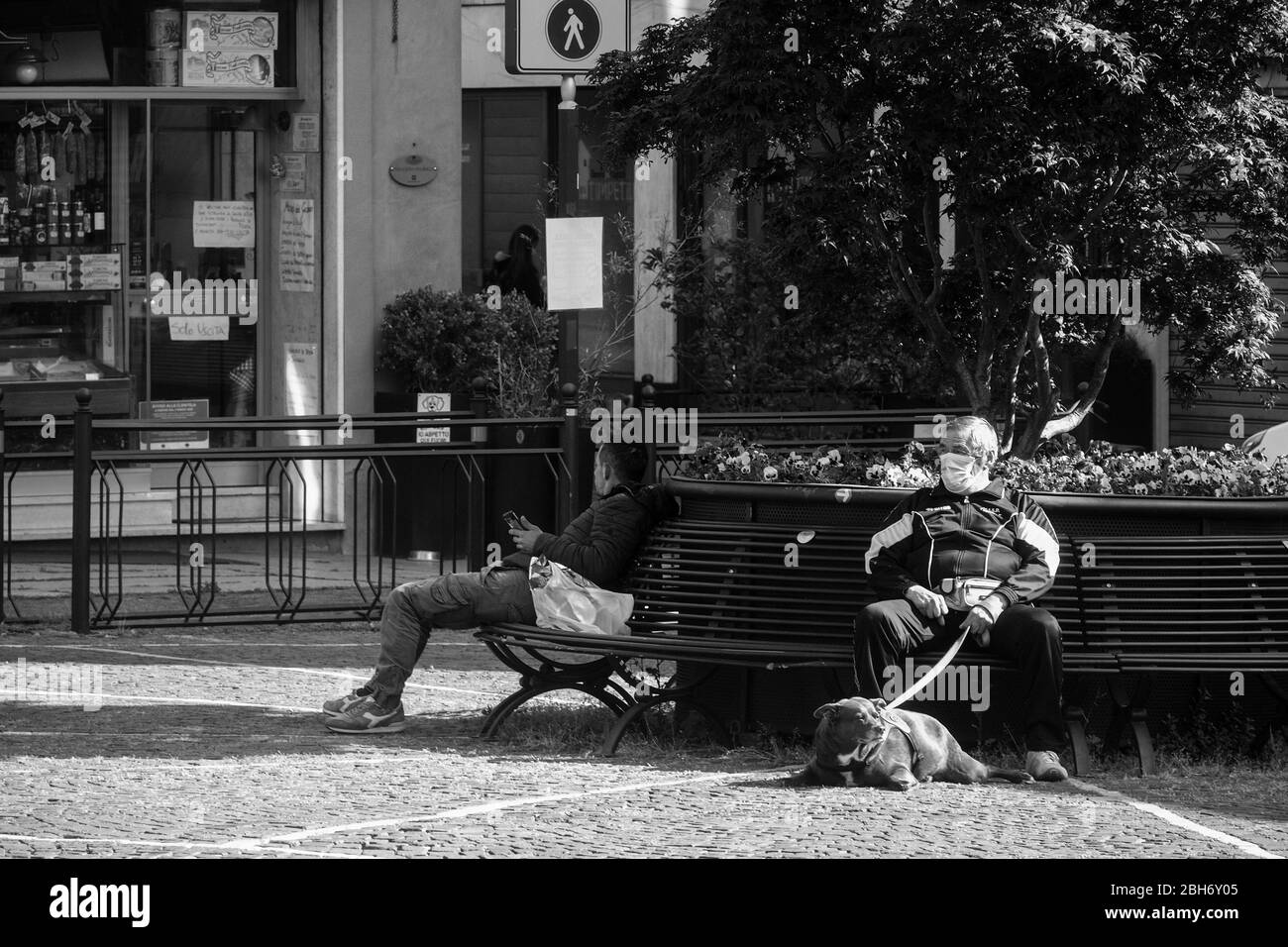 Cremona, Lombardia, Italia - 24 Aprile 20 2020 - persone a piedi, in bicicletta e in dogwalking in centro, vita quotidiana della città durante il coronavirus città di blocco Foto Stock
