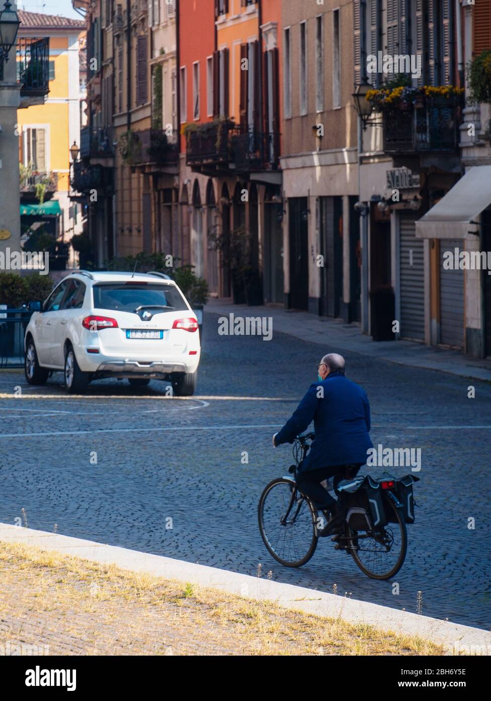 Cremona, Lombardia, Italia - 24 Aprile 20 2020 - persone a piedi, in bicicletta e in dogwalking in centro, vita quotidiana della città durante il coronavirus città di blocco Foto Stock