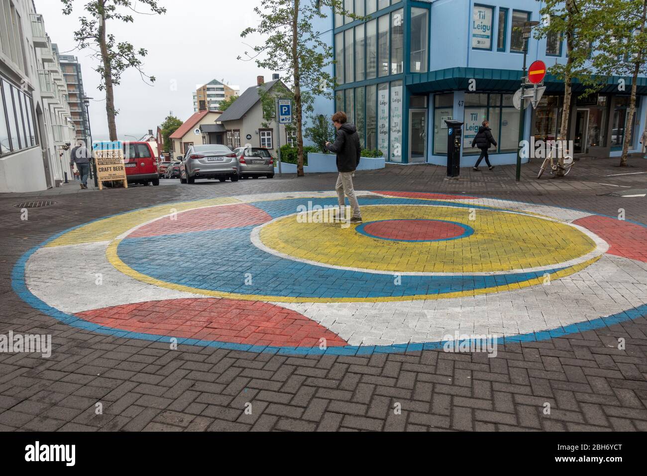 Incrocio stradale dai colori vivaci (Laugavegur e Frakkastígur) nel quartiere dello shopping di Reykjavik, Islanda. Foto Stock