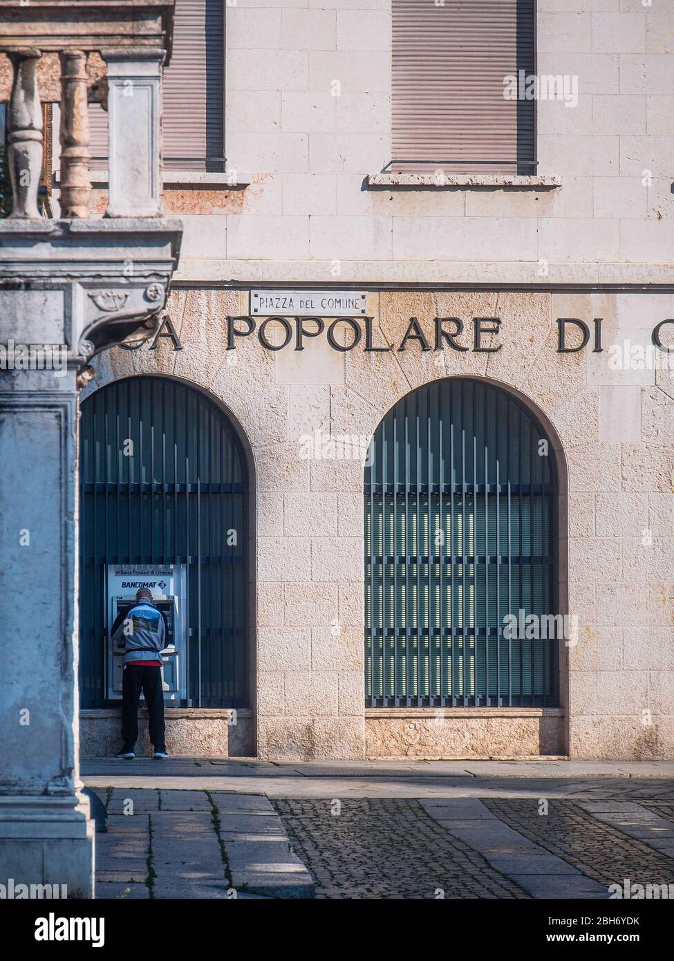 Cremona, Lombardia, Italia - 24 Aprile 20 2020 - persone a piedi, in bicicletta e in dogwalking in centro, vita quotidiana della città durante il coronavirus città di blocco Foto Stock