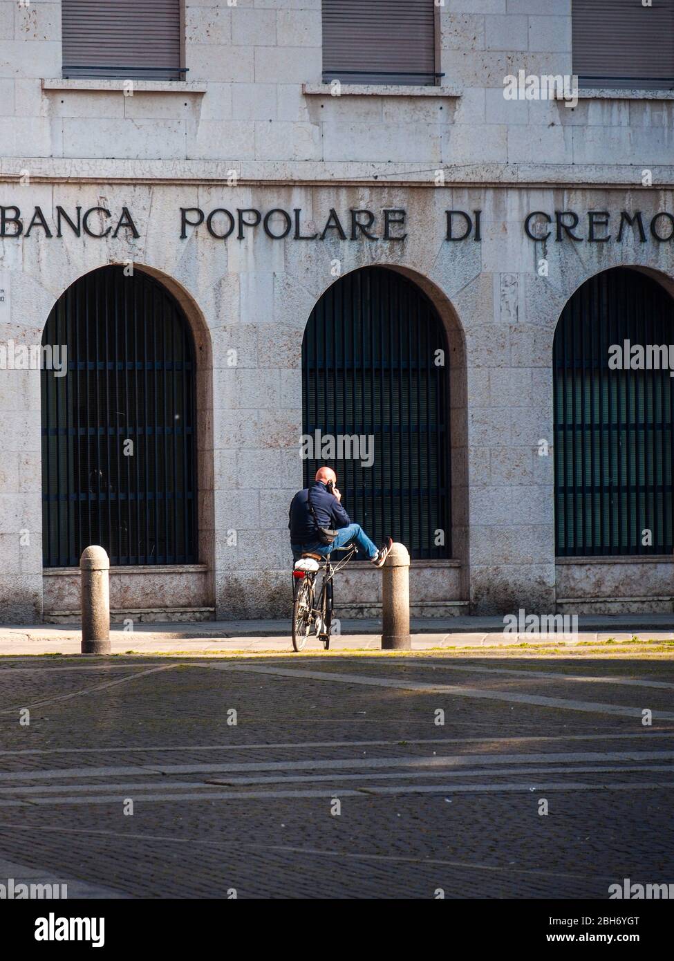 Cremona, Lombardia, Italia - 24 Aprile 20 2020 - persone a piedi, in bicicletta e in dogwalking in centro, vita quotidiana della città durante il coronavirus città di blocco Foto Stock
