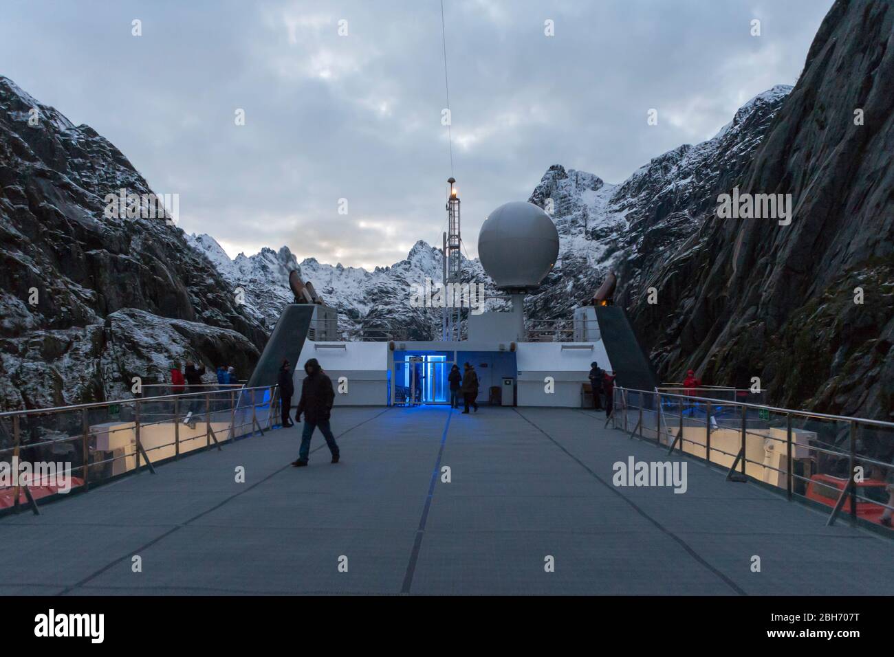 La nave Hurtigruten, MS Spitsbergen, è una nave a stretto controllo a Trollfjorden, Hadsel, Vesterålen, Norvegia Foto Stock