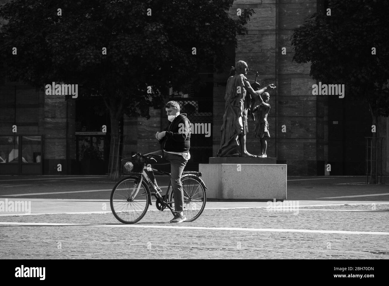 Cremona, Lombardia, Italia - 24 Aprile 20 2020 - persone a piedi, in bicicletta e in dogwalking in centro, vita quotidiana della città durante il coronavirus città di blocco Foto Stock
