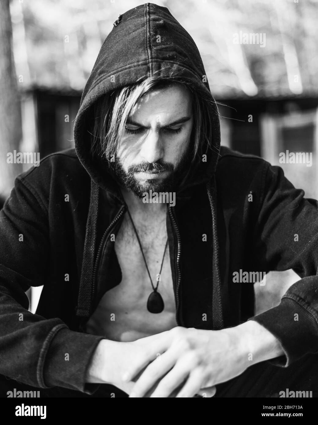 Ritratto di giovane uomo bearded con bella luce del sole, è agganciato Foto Stock