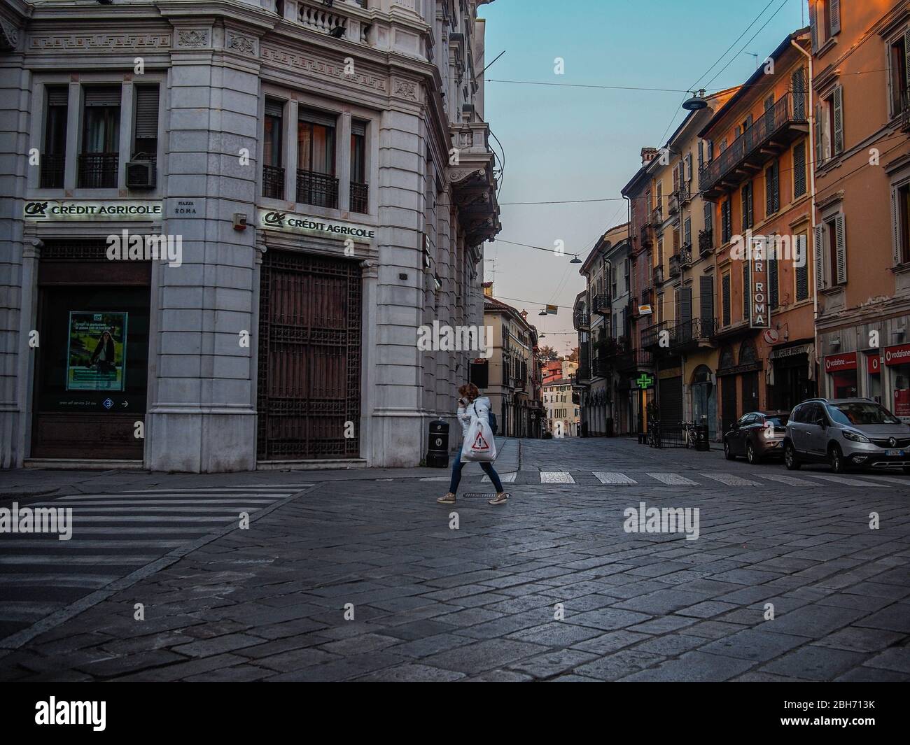 Cremona, Lombardia, Italia - 24 Aprile 20 2020 - persone a piedi, in bicicletta e in dogwalking in centro, vita quotidiana della città durante il coronavirus città di blocco Foto Stock