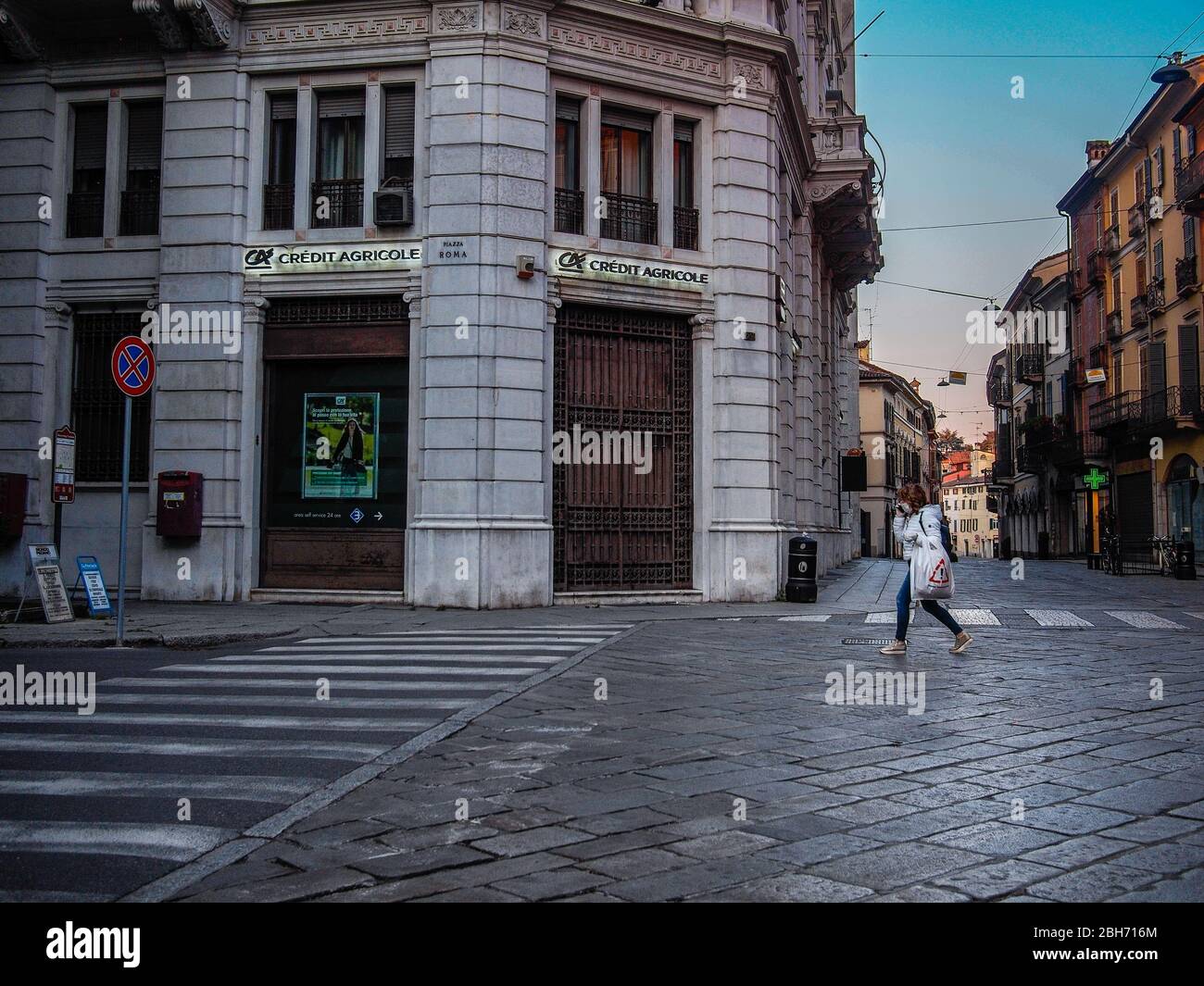 Cremona, Lombardia, Italia - 24 Aprile 20 2020 - persone a piedi, in bicicletta e in dogwalking in centro, vita quotidiana della città durante il coronavirus città di blocco Foto Stock