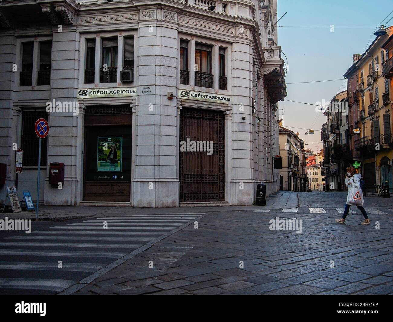 Cremona, Lombardia, Italia - 24 Aprile 20 2020 - persone a piedi, in bicicletta e in dogwalking in centro, vita quotidiana della città durante il coronavirus città di blocco Foto Stock