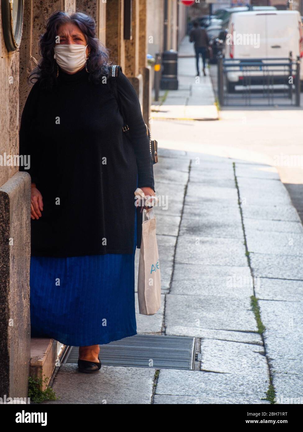 Cremona, Lombardia, Italia - 24 Aprile 20 2020 - persone a piedi, in bicicletta e in dogwalking in centro, vita quotidiana della città durante il coronavirus città di blocco Foto Stock
