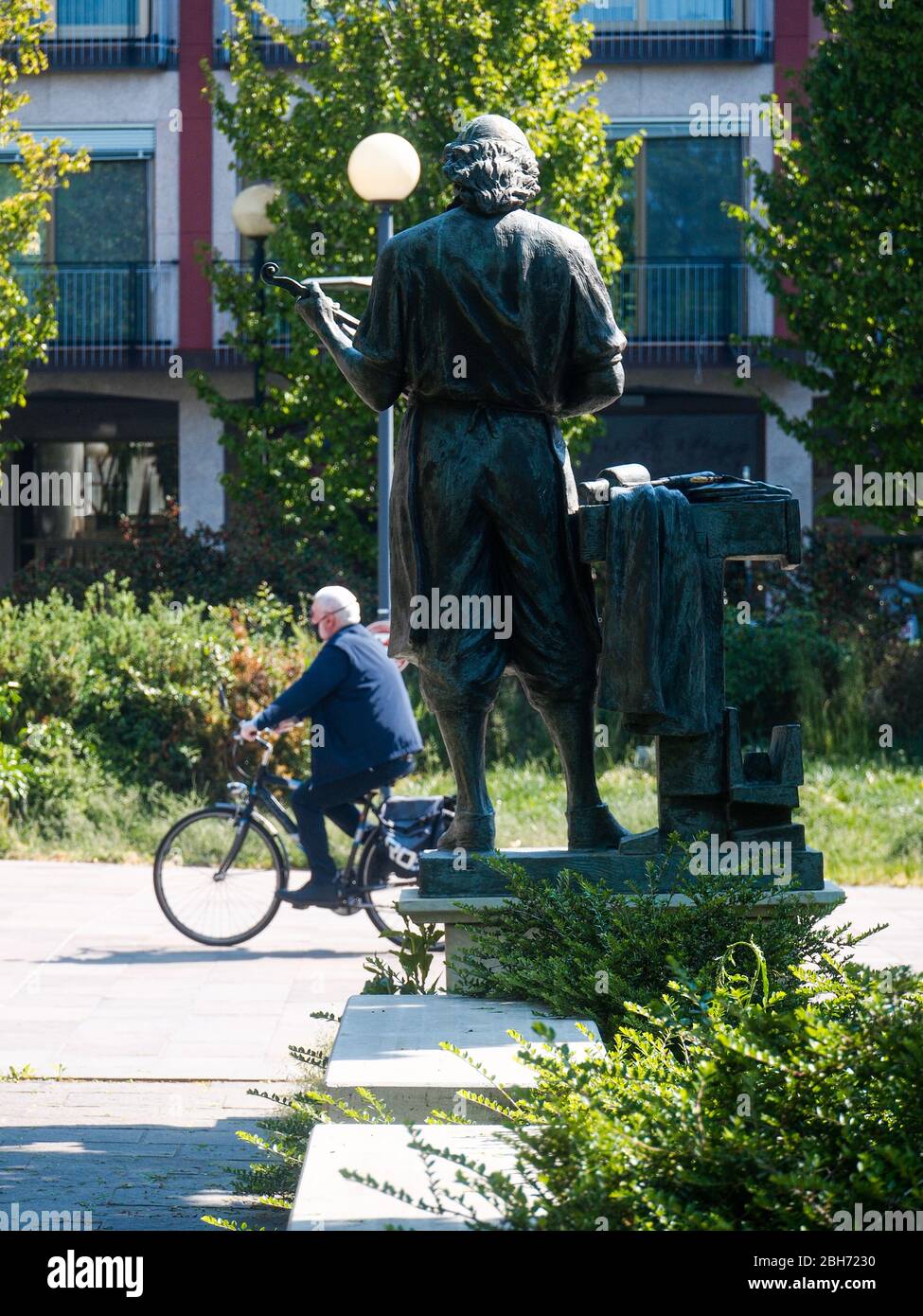 Cremona, Lombardia, Italia - 24 Aprile 20 2020 - persone a piedi, in bicicletta e in dogwalking in centro, vita quotidiana della città durante il coronavirus città di blocco Foto Stock