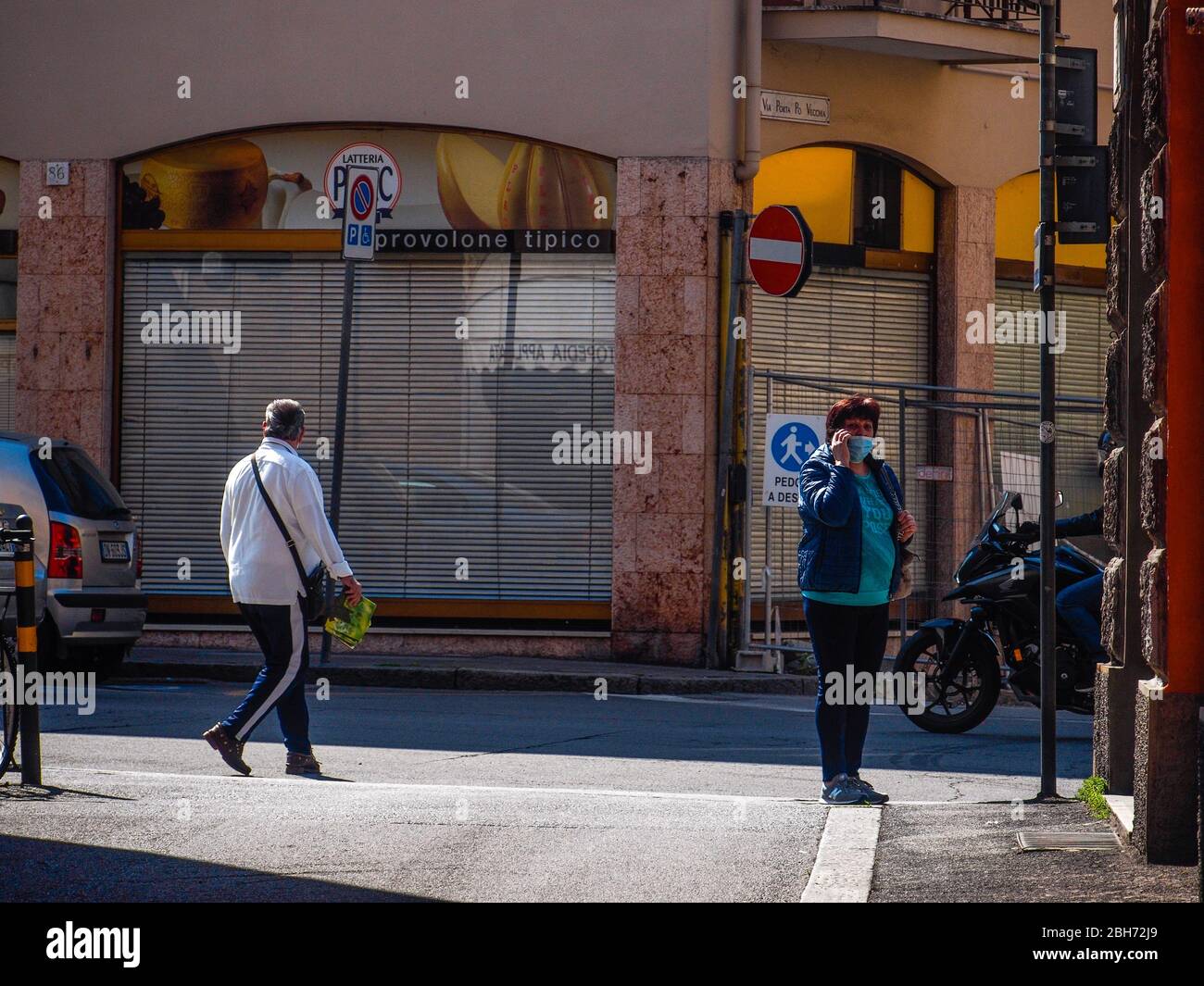 Cremona, Lombardia, Italia - 24 Aprile 20 2020 - vita quotidiana della città durante il blocco della città di coronavirus Foto Stock