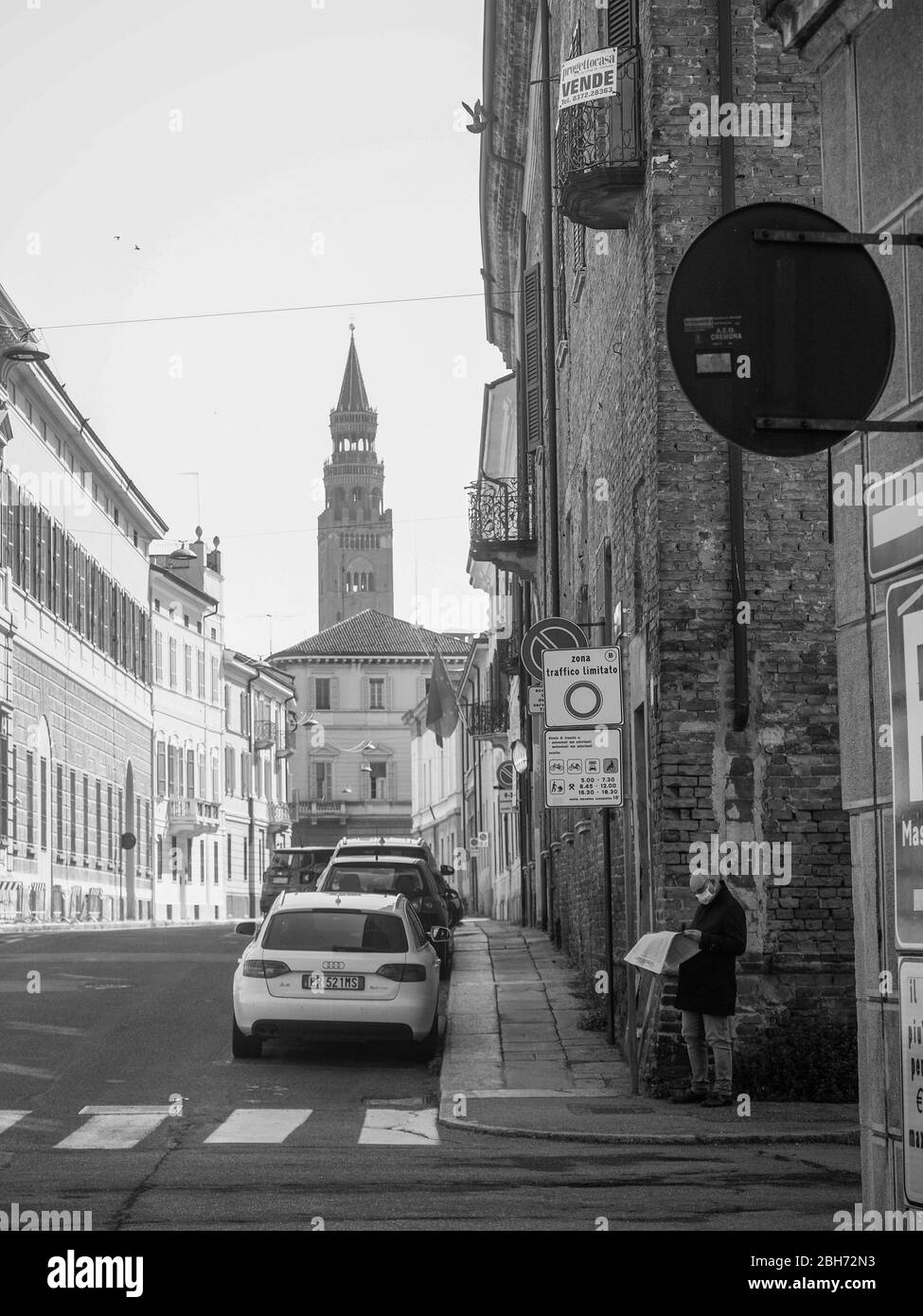 Cremona, Lombardia, Italia - 24 Aprile 20 2020 - persone a piedi, in bicicletta e in dogwalking in centro, vita quotidiana della città durante il coronavirus città di blocco Foto Stock