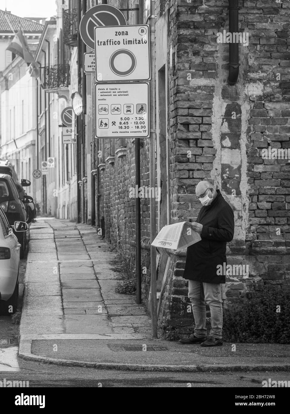 Cremona, Lombardia, Italia - 24 Aprile 20 2020 - persone a piedi, in bicicletta e in dogwalking in centro, vita quotidiana della città durante il coronavirus città di blocco Foto Stock