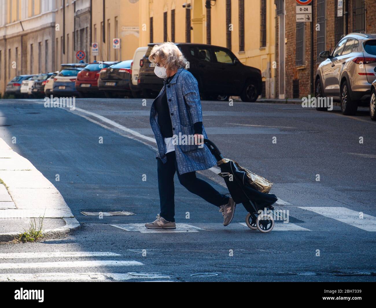 Cremona, Lombardia, Italia - 24 Aprile 20 2020 - vita quotidiana della città durante il blocco della città di coronavirus Foto Stock