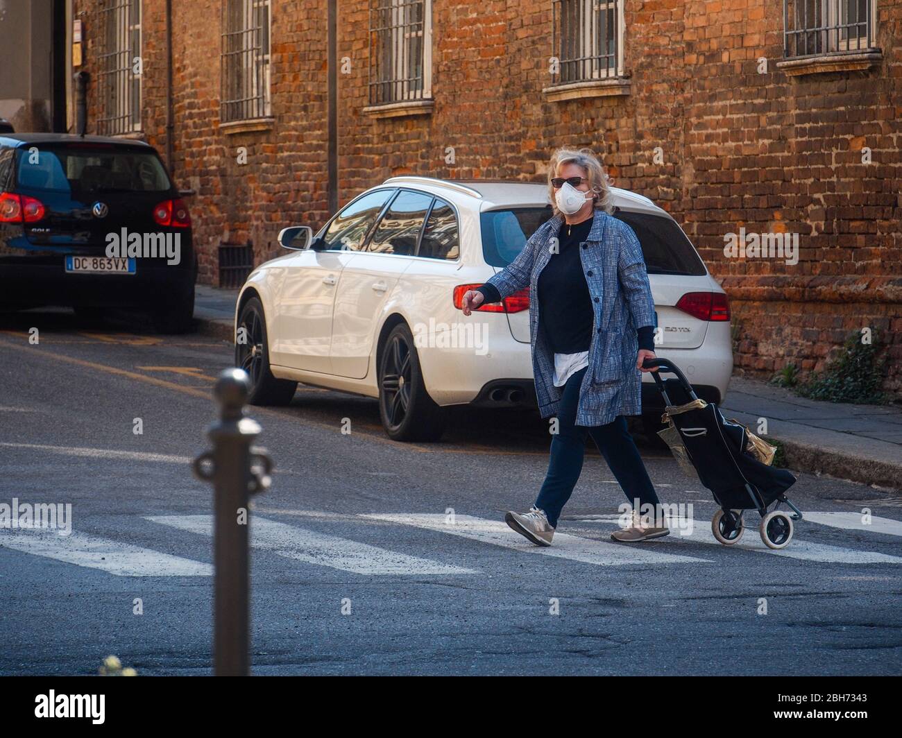 Cremona, Lombardia, Italia - 24 Aprile 20 2020 - vita quotidiana della città durante il blocco della città di coronavirus Foto Stock