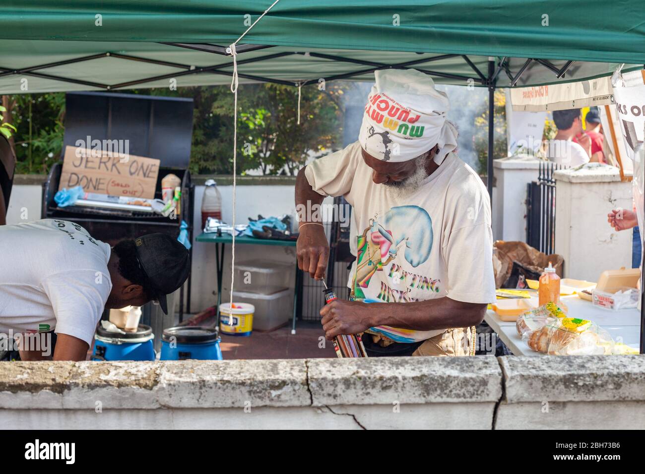 LONDRA, REGNO UNITO – 26 AGOSTO 2013: Cibo di strada servito da gente afro caraibica al Notting Hill Carnival Foto Stock