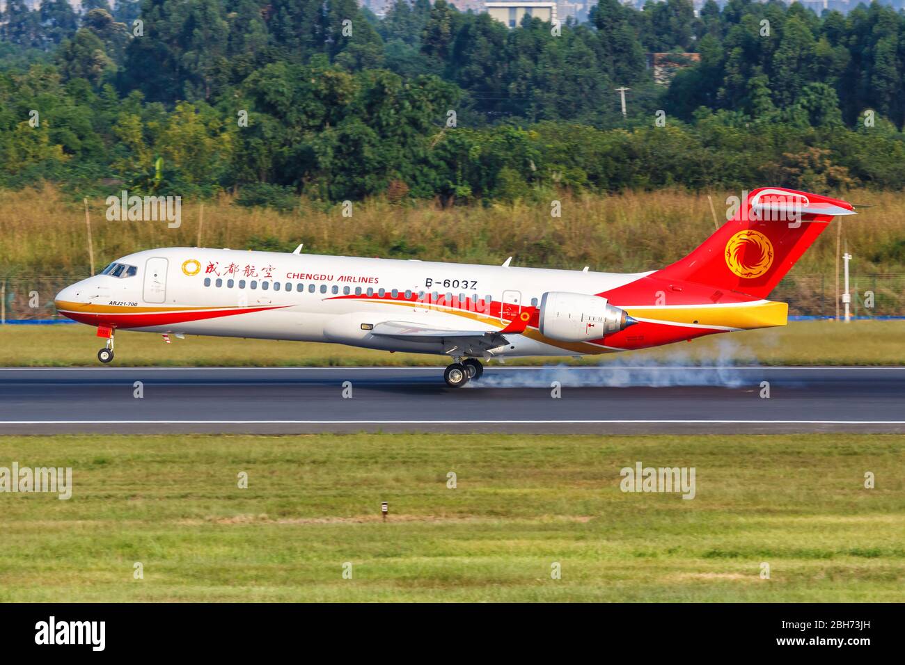 Chengdu, Cina - 22 Settembre 2019: Chengdu Airlines COMAC ARJ21-700 aeroplano a Chengdu airport (CTU) in Cina. Foto Stock