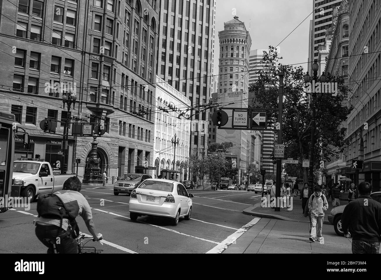 San Francisco no Turning segno uomo sulla bici strada strade auto auto traffico torre faro zaino a piedi centro freccia van camion grandi archi grande arco Foto Stock