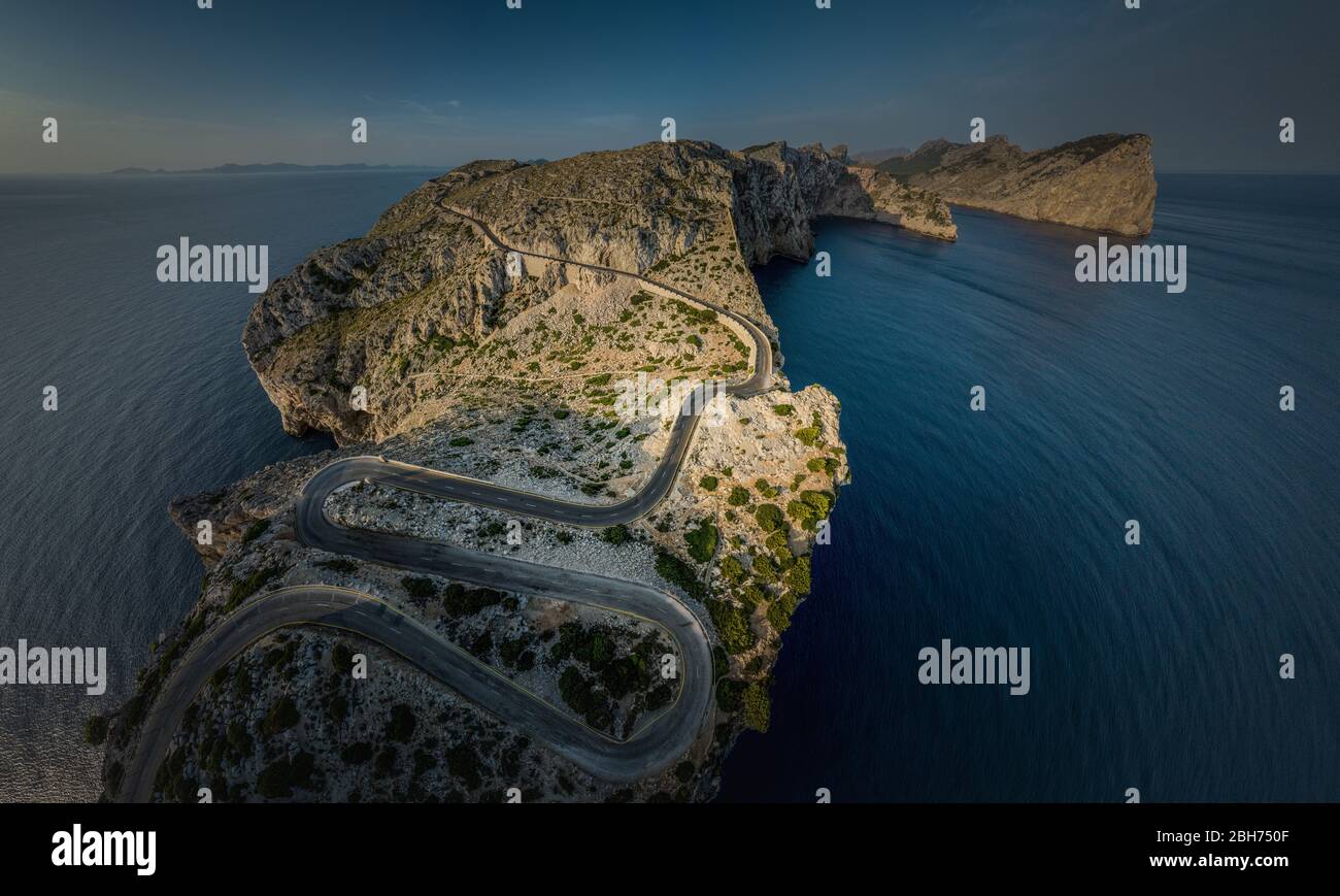 Veduta aerea / Panorama di una strada a serpentina a Maiorca nelle montagne settentrionali / Cap Formentor Foto Stock