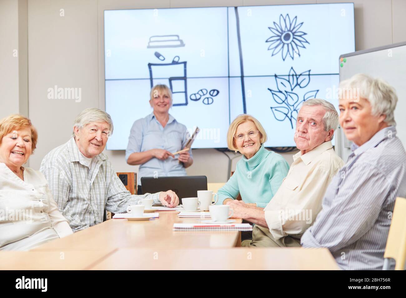Gruppo di anziani in un seminario sulla medicina alternativa e le piante medicinali Foto Stock
