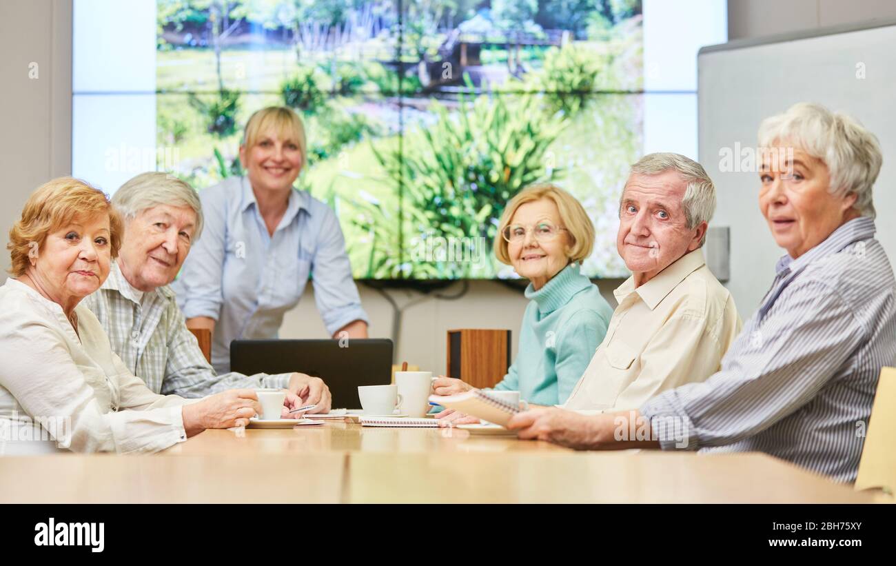 Gruppo di anziani e docente in un corso di formazione per adulti presso il VHS Foto Stock