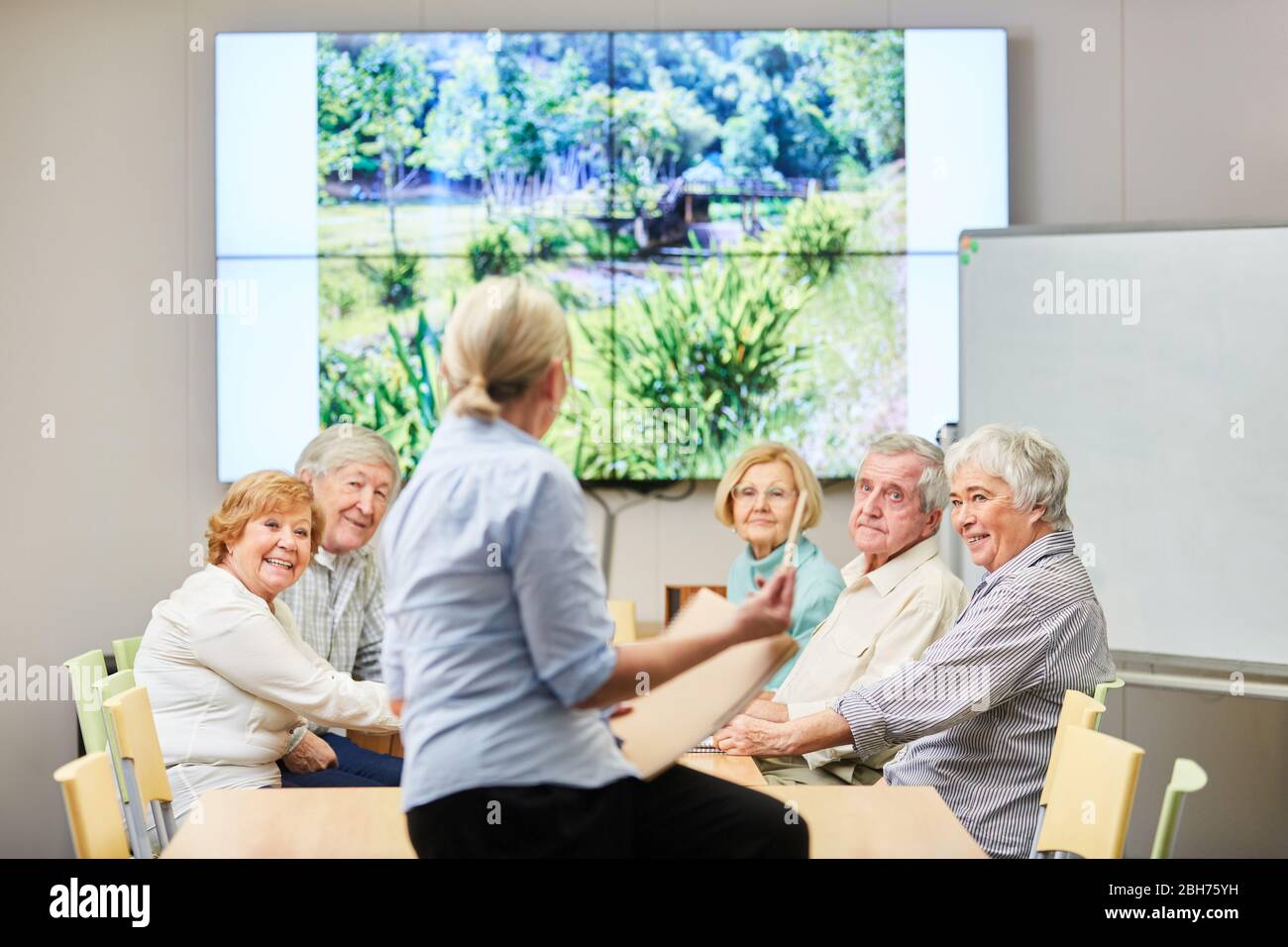 Gruppo di anziani in un seminario di educazione per adulti sull'ambiente e l'ecologia Foto Stock
